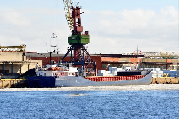 Nava de marfă se încarcă în port — Fotografie, imagine de stoc