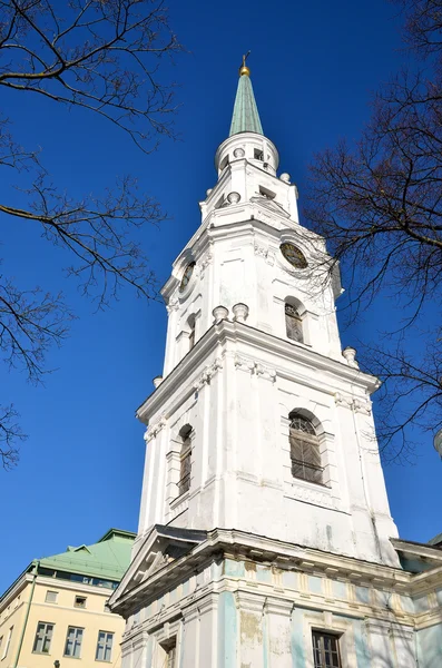 Antiguo edificio histórico de la iglesia en Riga, Letonia — Foto de Stock