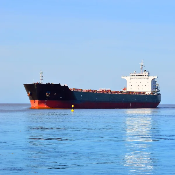 Cargo ship sailing in still water — Stock Photo, Image