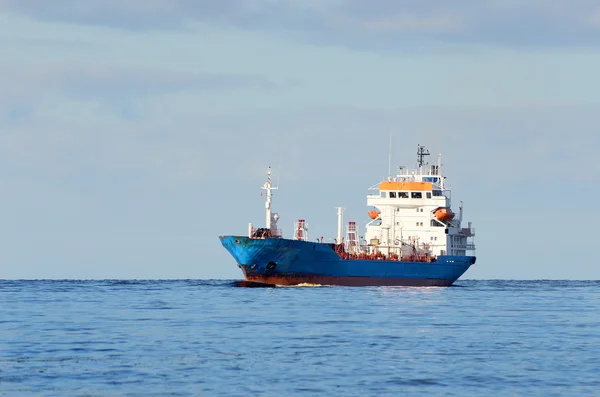 Frachtschiff unterwegs — Stockfoto