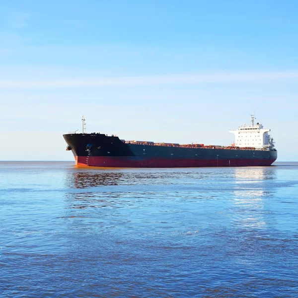 Navio de carga navegando em água parada — Fotografia de Stock