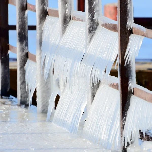 Ομάδα icicles στην προβλήτα στο χειμώνα — Φωτογραφία Αρχείου