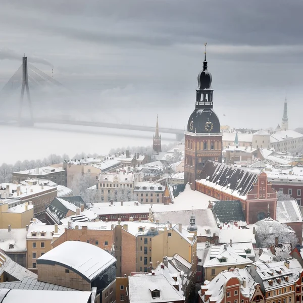 Areál pohled na panoráma města riga v mlze, Lotyšsko — Stock fotografie
