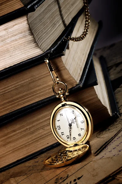 Vintage pocket clock and old books — Stock Photo, Image