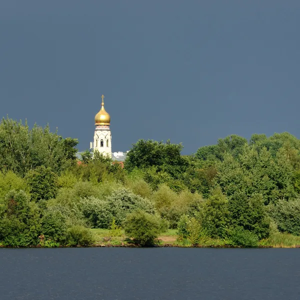Antigua iglesia ortodoxa con cúpula brillante contra el cielo tormentoso en Riga — Foto de Stock