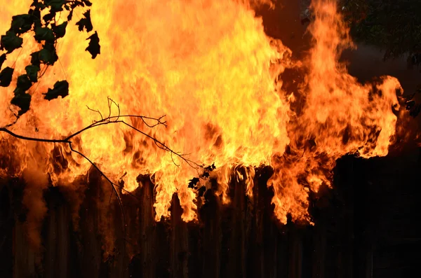 Brinnande trähus närbild — Stockfoto