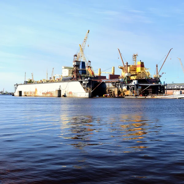 Schiff wird in den Werftdocks repariert und gestrichen — Stockfoto