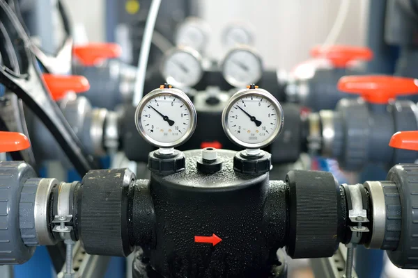 Industriebarometer und Wasserleitungen im Heizungsraum — Stockfoto