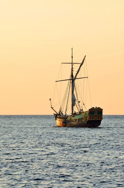 Old historical sail ship at the suhnet — Stock Photo, Image