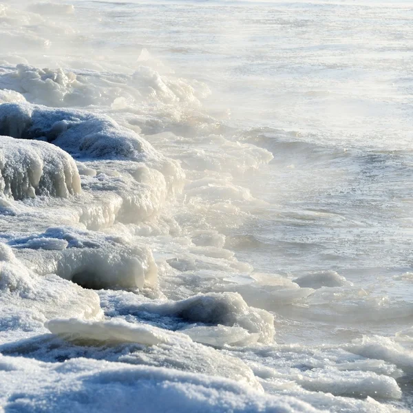 Vista mare ghiacciata. Onde che colpiscono la costa ghiacciata — Foto Stock