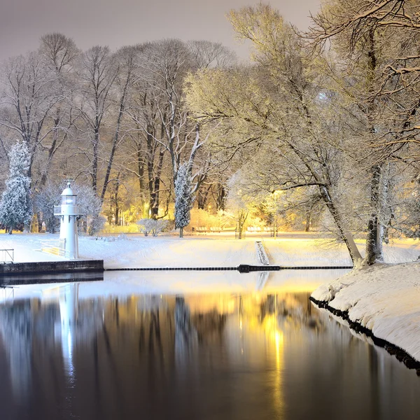 Neve em árvores no parque e farol de Riga — Fotografia de Stock