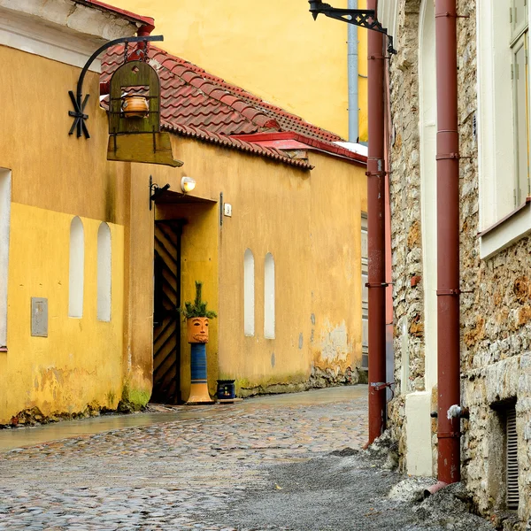 Улица в старой части Таллинна — стоковое фото
