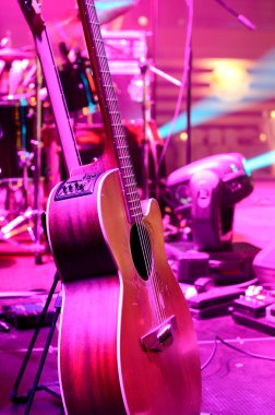 gitar ve sahnede konser öncesi müzikal diğer ekipmanlar
