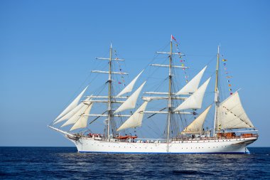 mavi deniz beyaz yelkenli eski tarihi uzun boylu Gemi