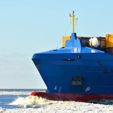 Kışın buz dolu denizlere yelken kargo gemisi