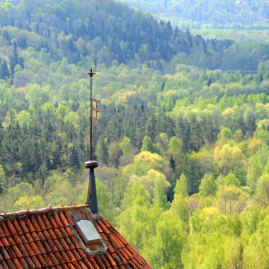 sigulda, Letonya ilkbaharda turaida Kalesi ve gauja Nehri Vadisi üzerinde alansal görünümü