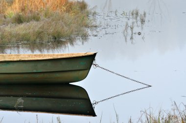 nehir ve bir tekne sahne sırasında mevsim sonbahar