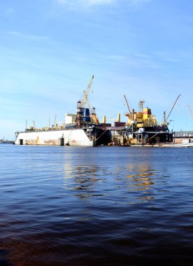 Gemiyi teslim ediliyor sabit ve tersane limanda boyalı