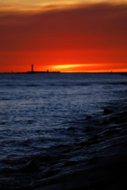 Deniz sahilinde kırmızı günbatımı