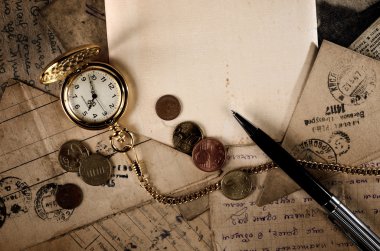 Vintage cep saati, kalem ve para eski harfler doku