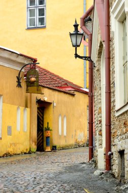 tallinn şehir eski kesiminde sokak