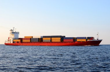container vrachtschip zeilen op de zonsondergang