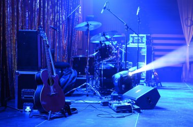 gitar ve sahnede konser öncesi müzikal diğer ekipmanlar