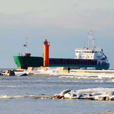 kargo gemisini limana yelken