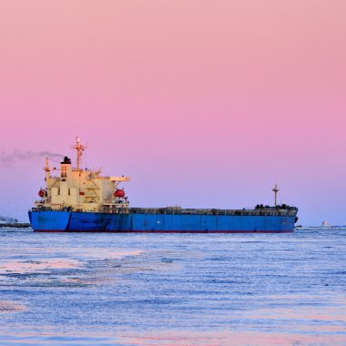 Kargo gemisi bırakarak bağlantı noktası arka deniz feneri ile