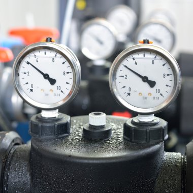 Endüstriyel barometreler ve su boruları Kalorifer dairesi içinde