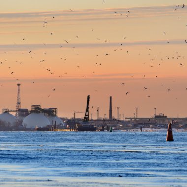 Gün doğumunda Riga limanında kargo terminali