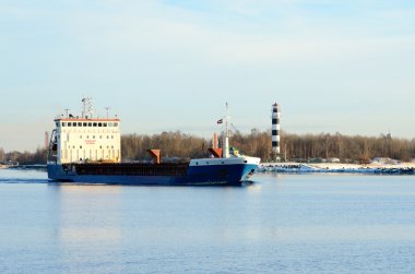 Kargo gemisi bırakarak bağlantı noktası arka deniz feneri ile
