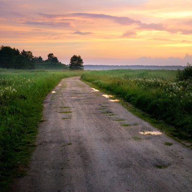Klasik kırsal manzara ile yol dramatik günbatımı karşı