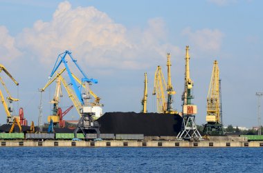 Kargo terminali, riga, larvia. co yükleme Vinçler ile geniş görüş