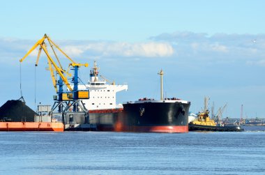 Kargo gemisi kömür kargo Terminali'nde yükleniyor