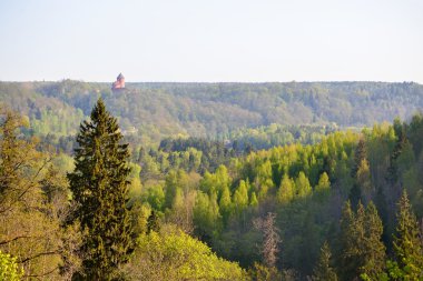Turaida Kalesi ve gauja Vadisi üzerinde sigulda, Letonya baharda otellerini göster
