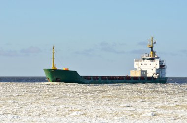 Kışın buz dolu denizlere yelken kargo gemisi