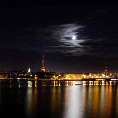 gece panoramik sahne Riga, Letonya