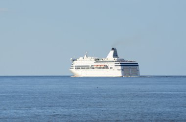 Port of riga bırakarak beyaz yolcu feribot gemi