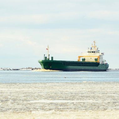 kargo gemisini limana yelken