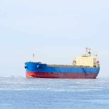 Kargo gemisi girerek bağlantı noktası