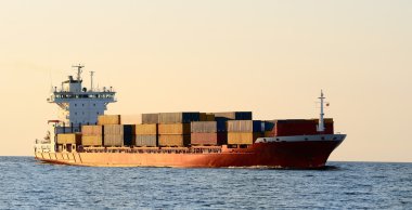 container vrachtschip zeilen op de zonsondergang
