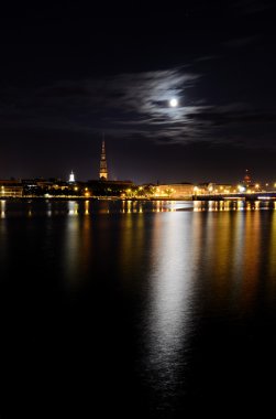 gece panoramik sahne Riga, Letonya