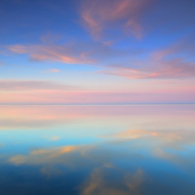 Baltık Denizi günbatımında açın