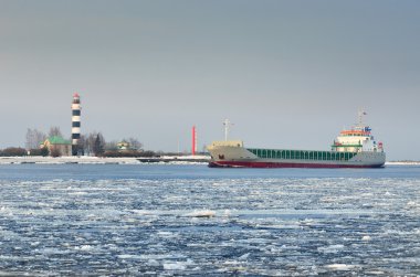 Kargo gemisi arka deniz feneri ile girerek bağlantı noktası