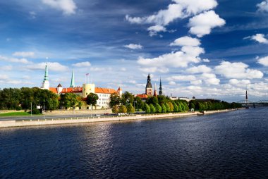 parlak güneşli bir günde, Letonya, riga bölmesindeler genel görünümü