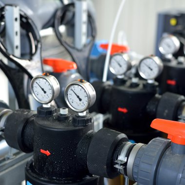 Endüstriyel barometreler ve su boruları Kalorifer dairesi içinde