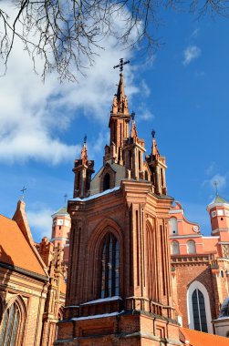 St. Anne's Kilisesi ve Vilnius içinde Bernardine manastır kilisesi