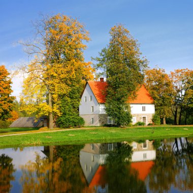 sonbahar göl bankada evinde. Sigulda, Letonya