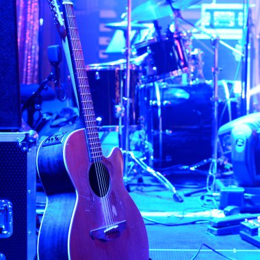 gitar ve sahnede konser öncesi müzikal diğer ekipmanlar